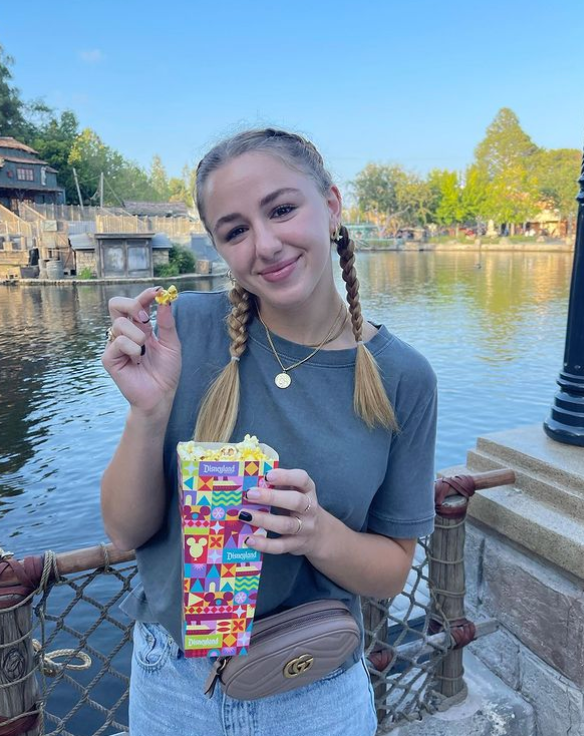 Chloe Lukasiak Porn - ChloÃ© Lukasiak From 'Dance Moms' Says She Has The Biggest Sweet Tooth Out  Of The Cast | Flipboard