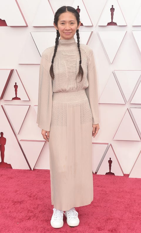 Chloé Zhao en los Premios Oscar 2021 con zapatillas blancas