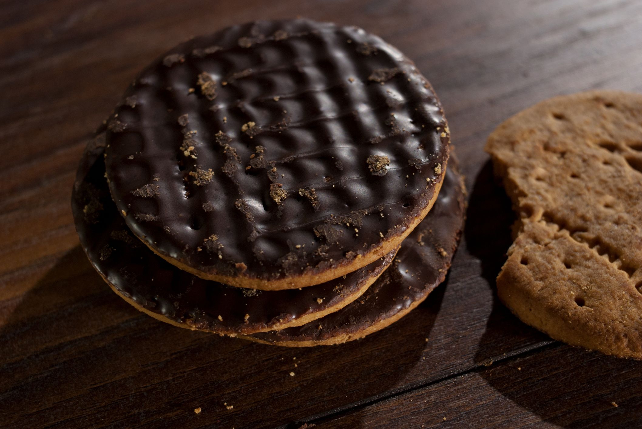 How to make chocolate digestive biscuits at home