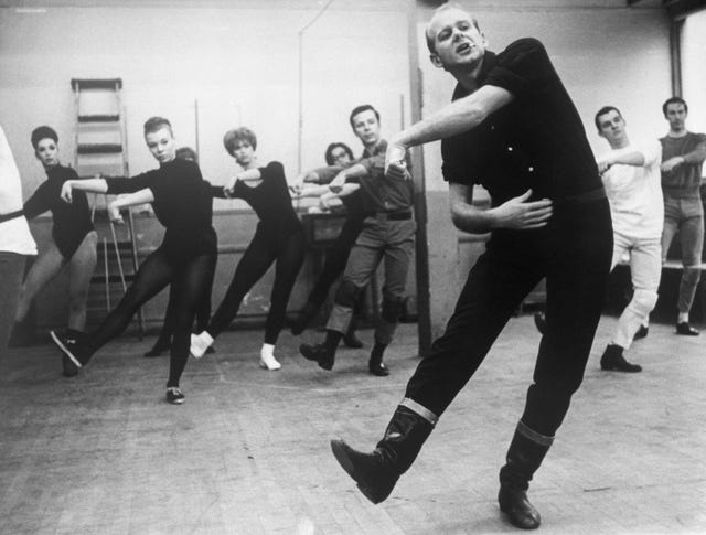 Bob Fosse dirigiendo bailes