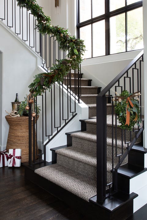 21 Best Staircase Christmas Decorations Holiday Staircase Ideas