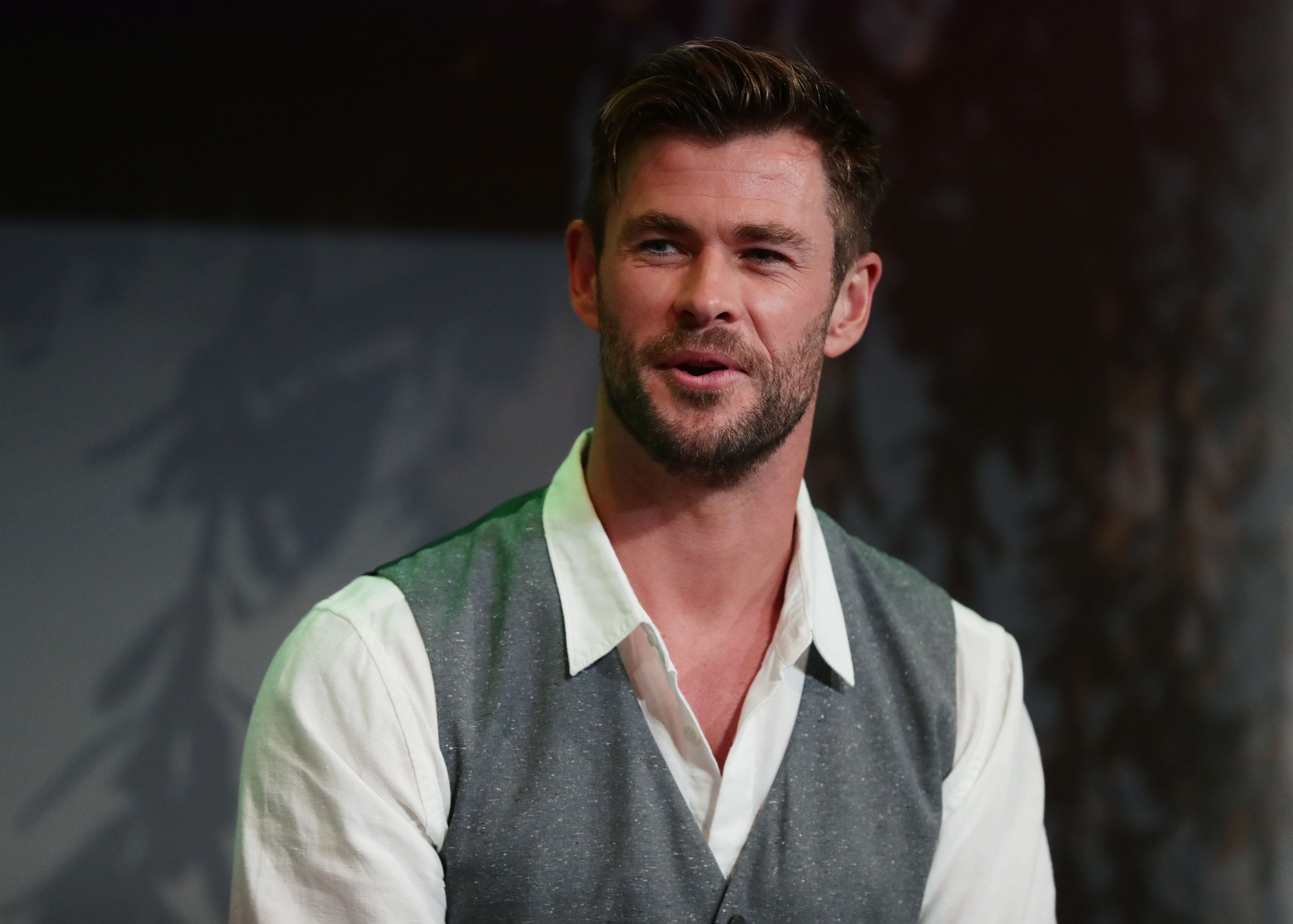 chris hemsworth sweater