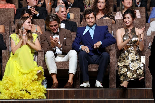 chris-pine-dont-worry-darling-harry-styles-venice-cinema-exhibition-2022 chris pine, don't worry darling and that harry styles gesture during the premiere that went viral