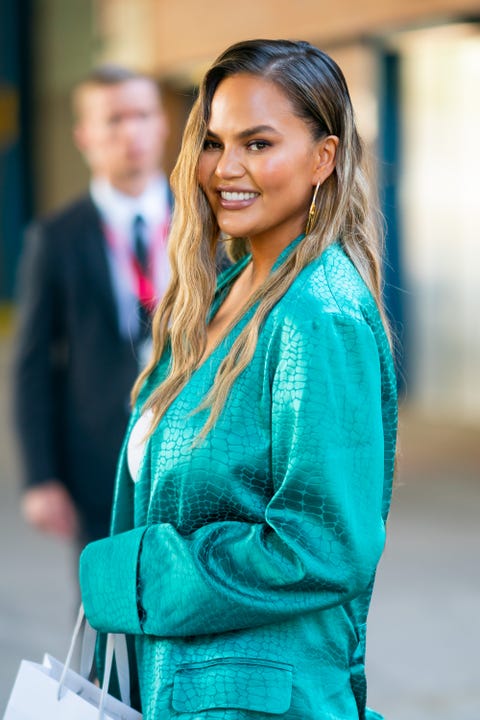 Chrissy Teigen Se Rinde A La Firma Española Adriana Iglesias