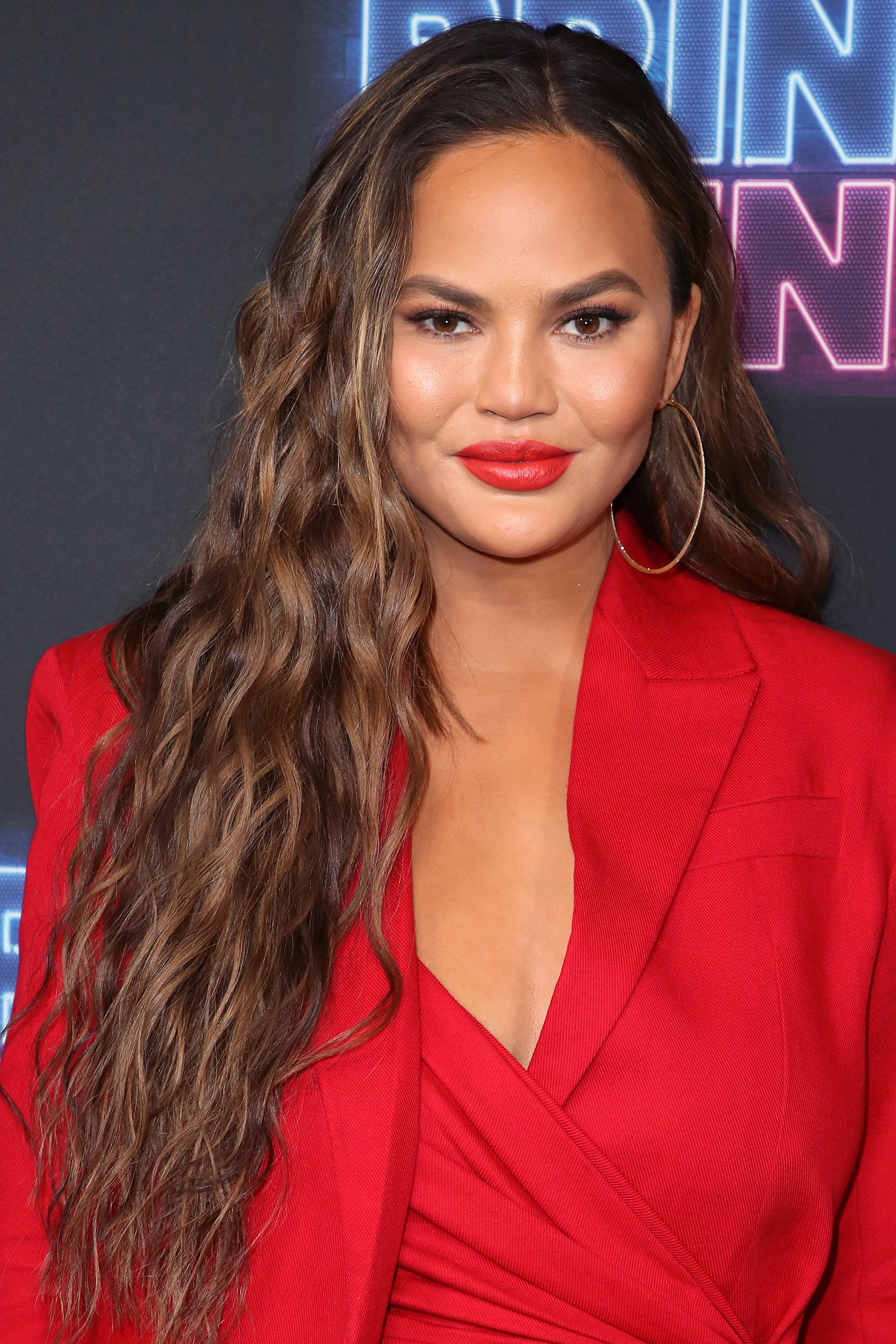 Chrissy Teigen S Debuts Shorter Hair With A Fresh Feathered Cut