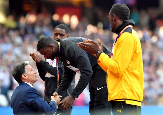 el presidente de world athletics sebastian coe saluda a justin gatlin, con christian coleman y usain bolt al lado, en el podio de los 100 metros lisos del mundial de londres 2017