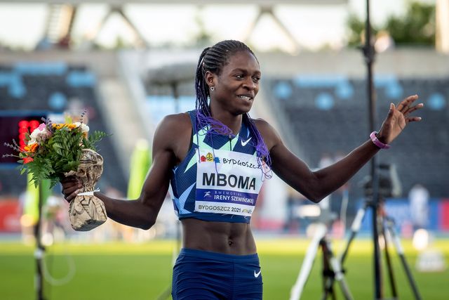 christine mboma celebra su victoria en los 400 metros en polonia