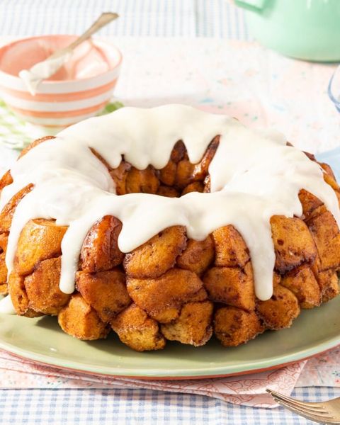 cinnamon roll monkey bread with frosting