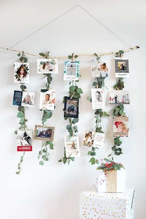 guirnalda de exhibición de tarjetas de navidad con hojas de eucalipto