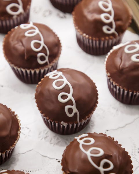 chocolate creme cupcakes with white swirl