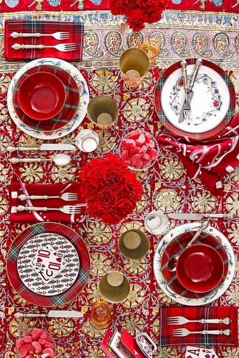 red tablescape for christmas