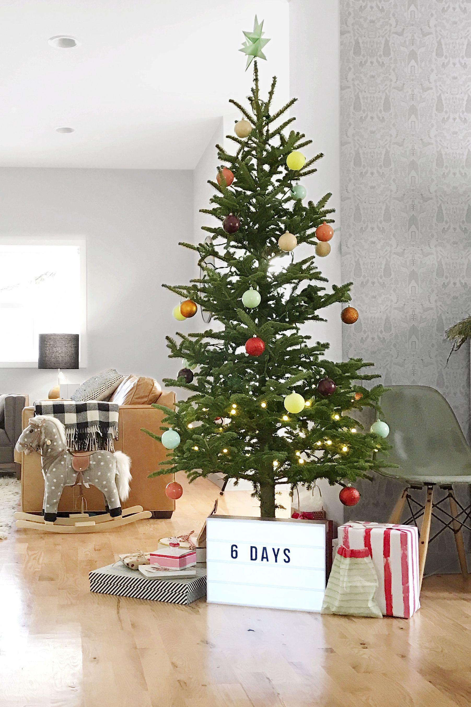 How To Decorate Your Home For Christmas : How To Tastefully Decorate Your Home For Christmas Frugal Mom Eh / Here are some ideas for using red and green to accent your home: