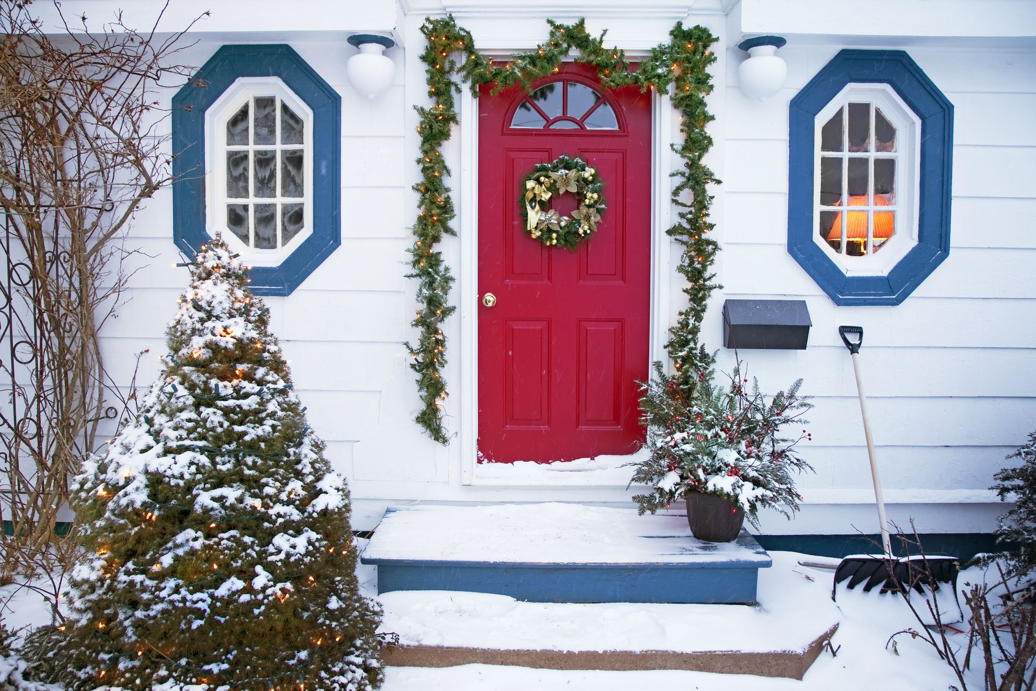 christmas-door-decor-8-1534952395.jpg