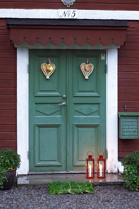 20 ways Christmas Door Decorations to get guests into the holiday spirit as soon as they ring the doorbell is in here