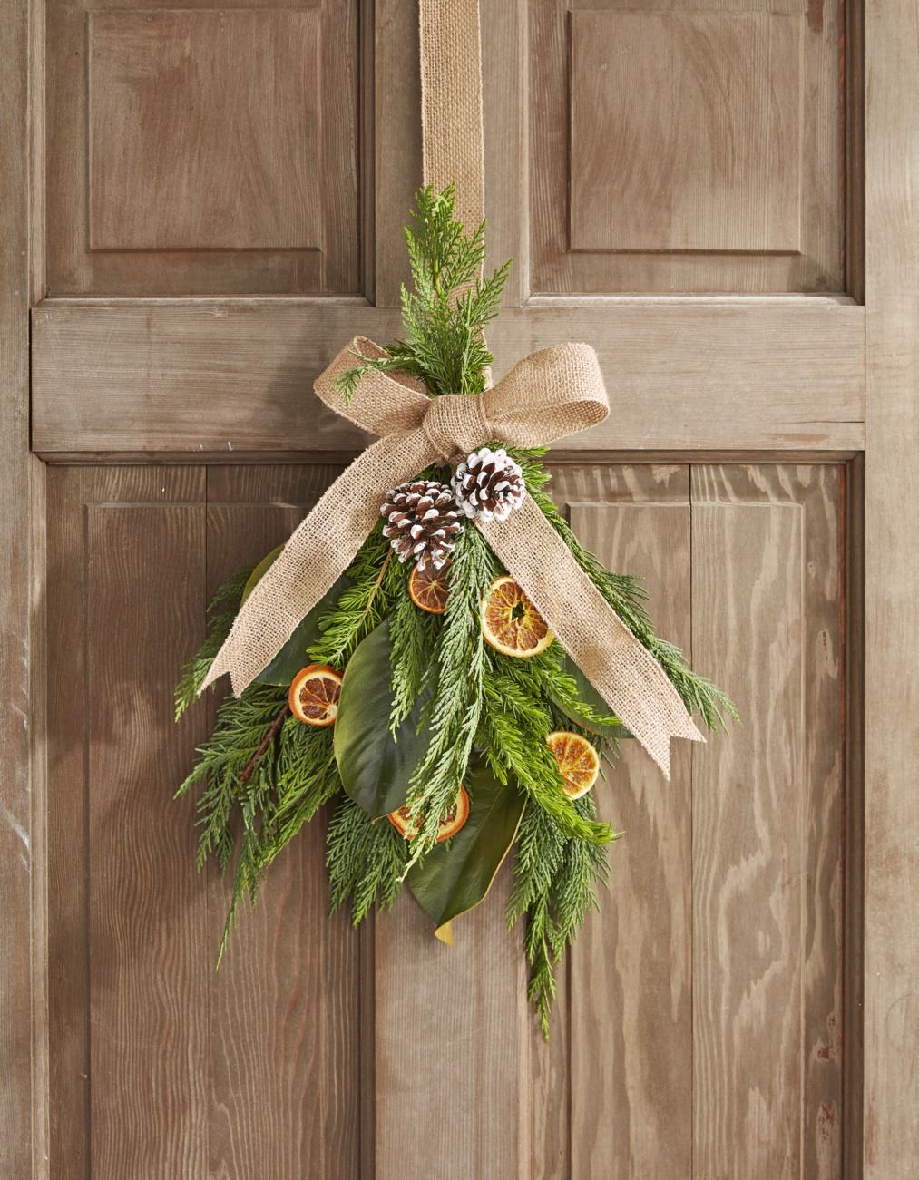 ALEKO Decorative Holiday Wall Door Decoration Christmas Wreath Green and Gold 