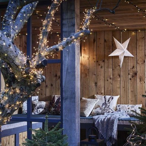 クリスマスを盛り上げる 狭い庭やバルコニーを変身させる屋外デコレーションアイディア集 Elle Decor エル デコ