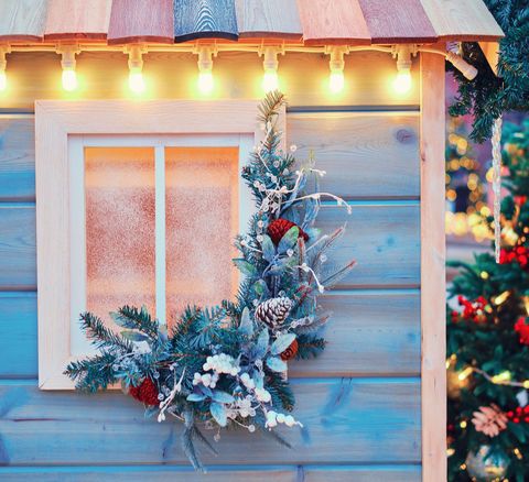 christmas garden decorations, shed, window garland