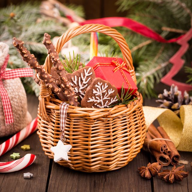 25 Diy Christmas Gift Basket Ideas How To Make Your Own