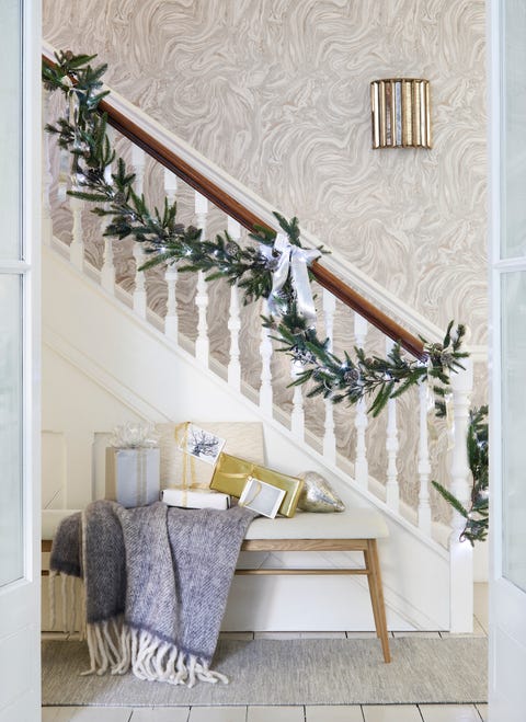 4 Steps To Creating A Welcoming Christmas Entrance In Your Home