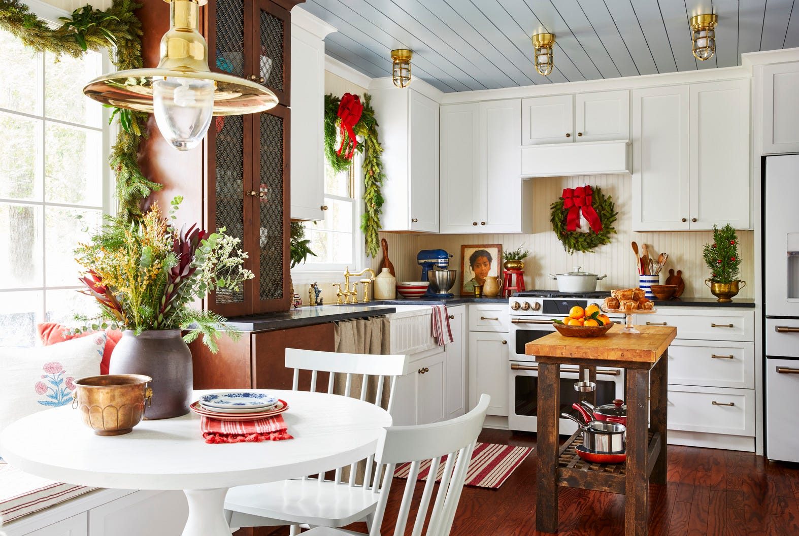 These Christmas-y Kitchens Pair Well with Cocoa