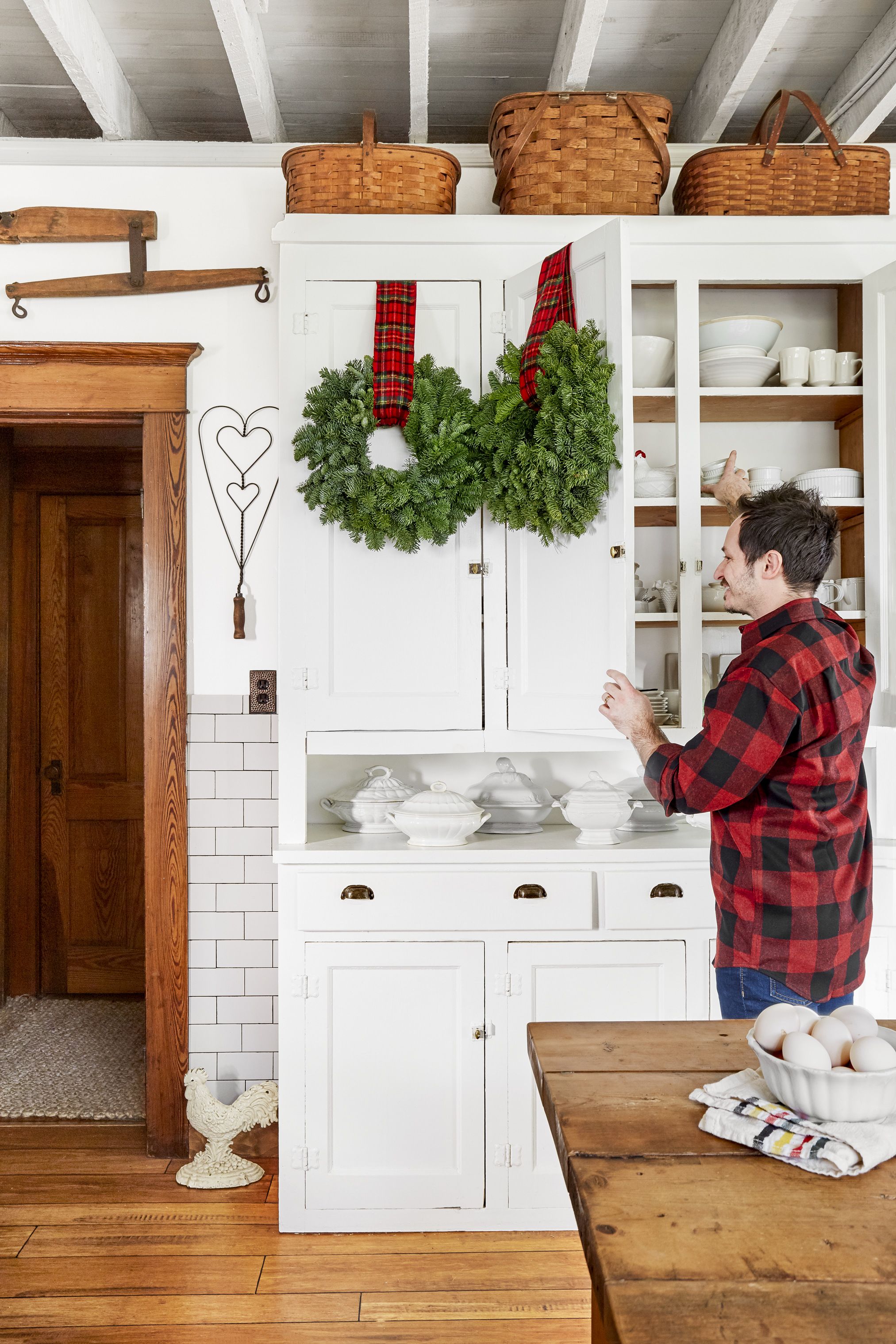 33 Kitchen Christmas Decorating Ideas How To Decorate Your Kitchen For Christmas