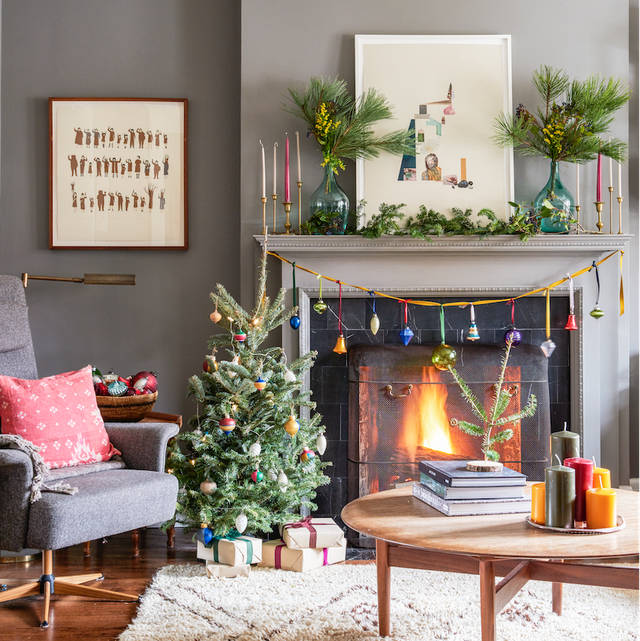 32 Stylish And Cozy Christmas Living Room Decor Ideas,Pantone Color Of The Year 2019 Clothing