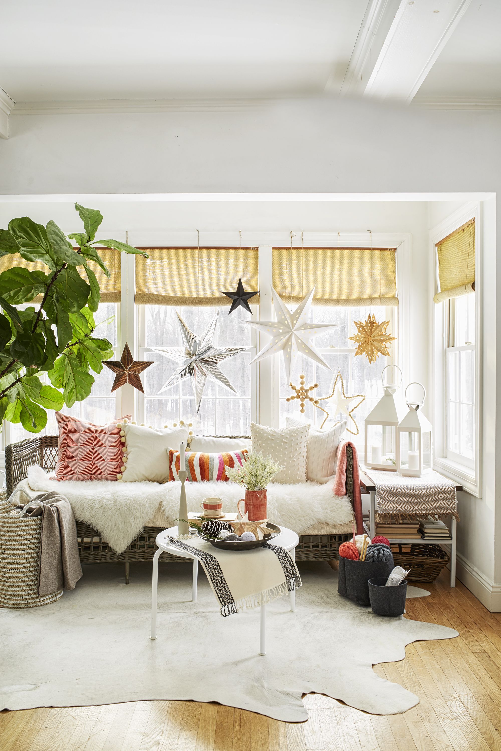 25 Stylish And Cozy Christmas Living Room Decor Ideas