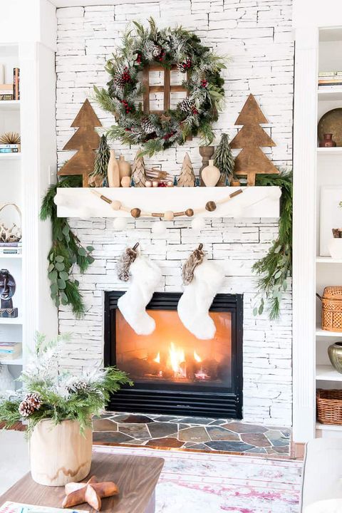 55 Christmas Mantel Decorations - Ideas for Holiday Fireplace Mantel ...