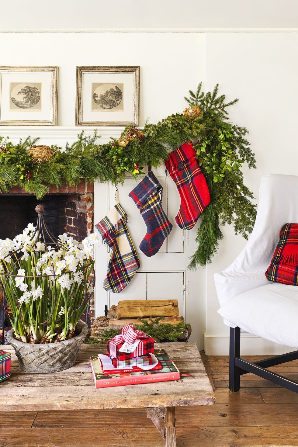 45 Festive Christmas Mantel Ideas - How to Style a Holiday Mantel