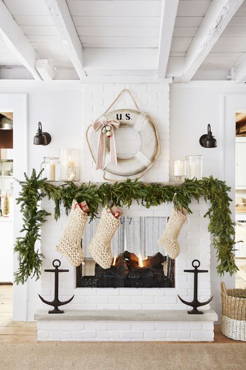 54 Christmas Mantel Decorations Ideas For Holiday Fireplace Decorating - Garland Decor Ideas