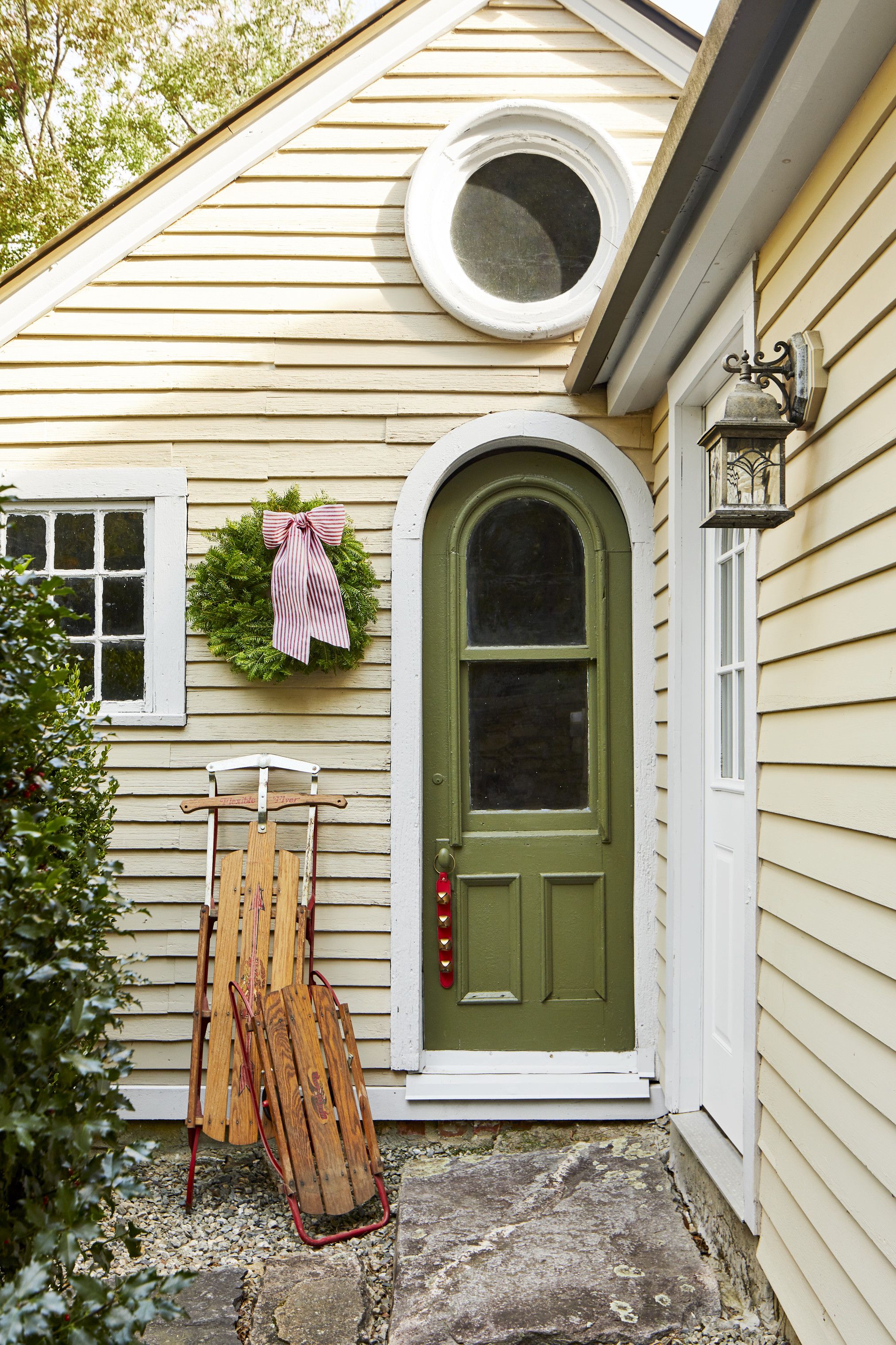 Simply Charming Sleds - Amazing Christmas porch decorating ideas