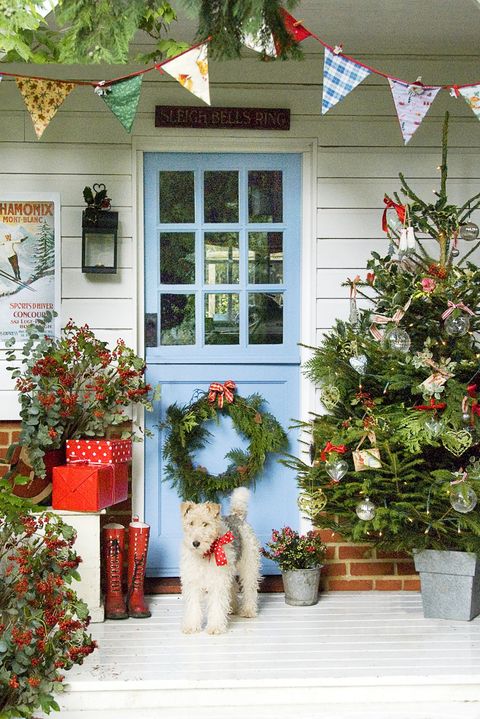 27 Best Christmas Porch Decorations 2021 - Outdoor Christmas Decor for ...