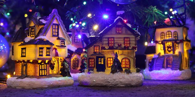 Dolity Christmas Scene Village Houses Snowmen Lighted Christmas Miniature Christmas Village Sets for Gift Christmas Decor Christmas Tree 