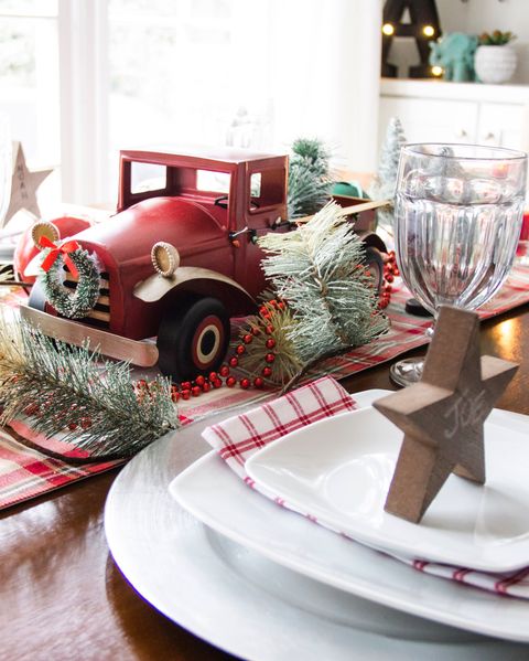christmas table decorations like a vintage truck centerpiece