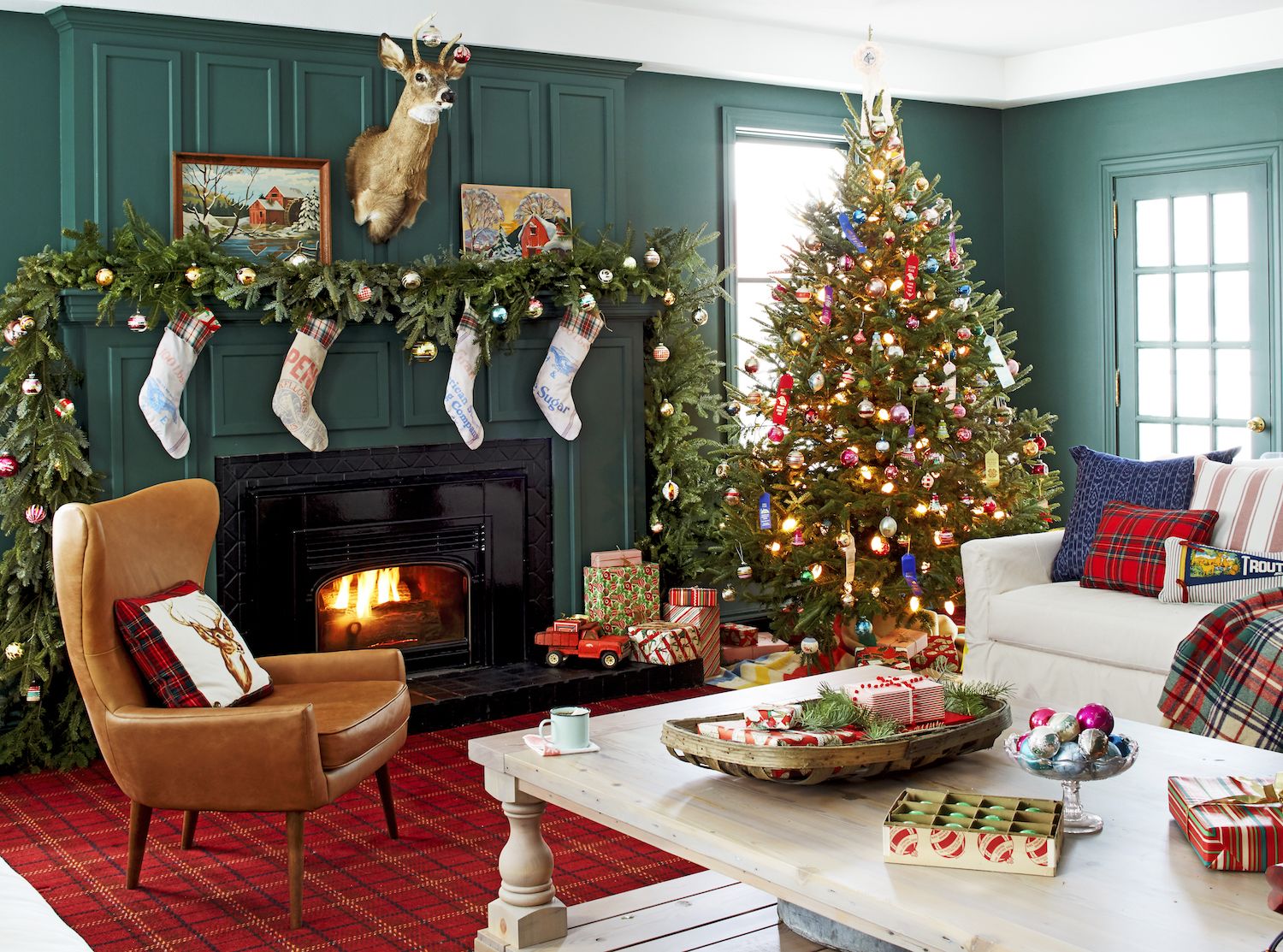 Christmas Home Decor Ideas - 7 Cool Interesting Christmas Home Decor Ideas Ferns N Petals : From christmas tree decor to outdoor christmas decorations, our holiday decorating inspiration will add festive flair to any home this season.