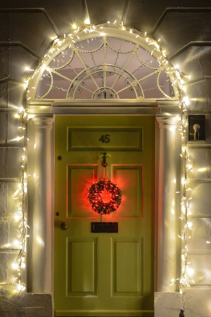 how to decorate front door with christmas lights