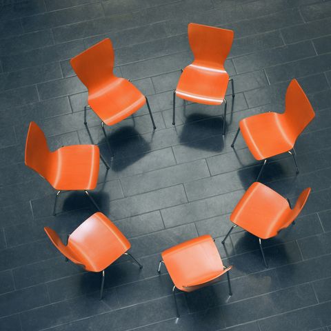 el juego de las sillas en círculo