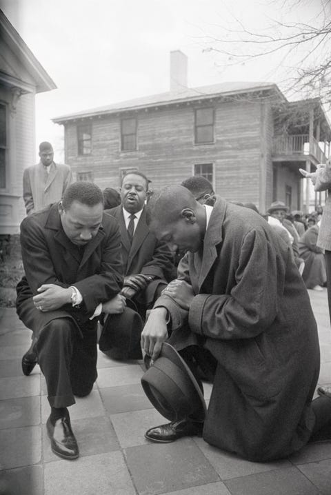 martin luther king jr praying with group