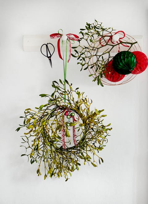 mistletoe wreath christmas