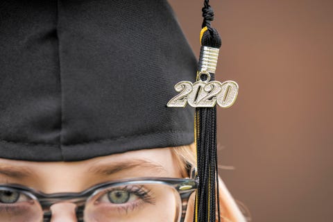 45 Graduation Picture Ideas for 2022 - Graduation Photoshoot Inspiration