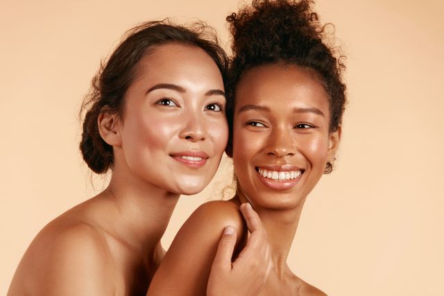 twee vrouwen met natuurlijke make up look
