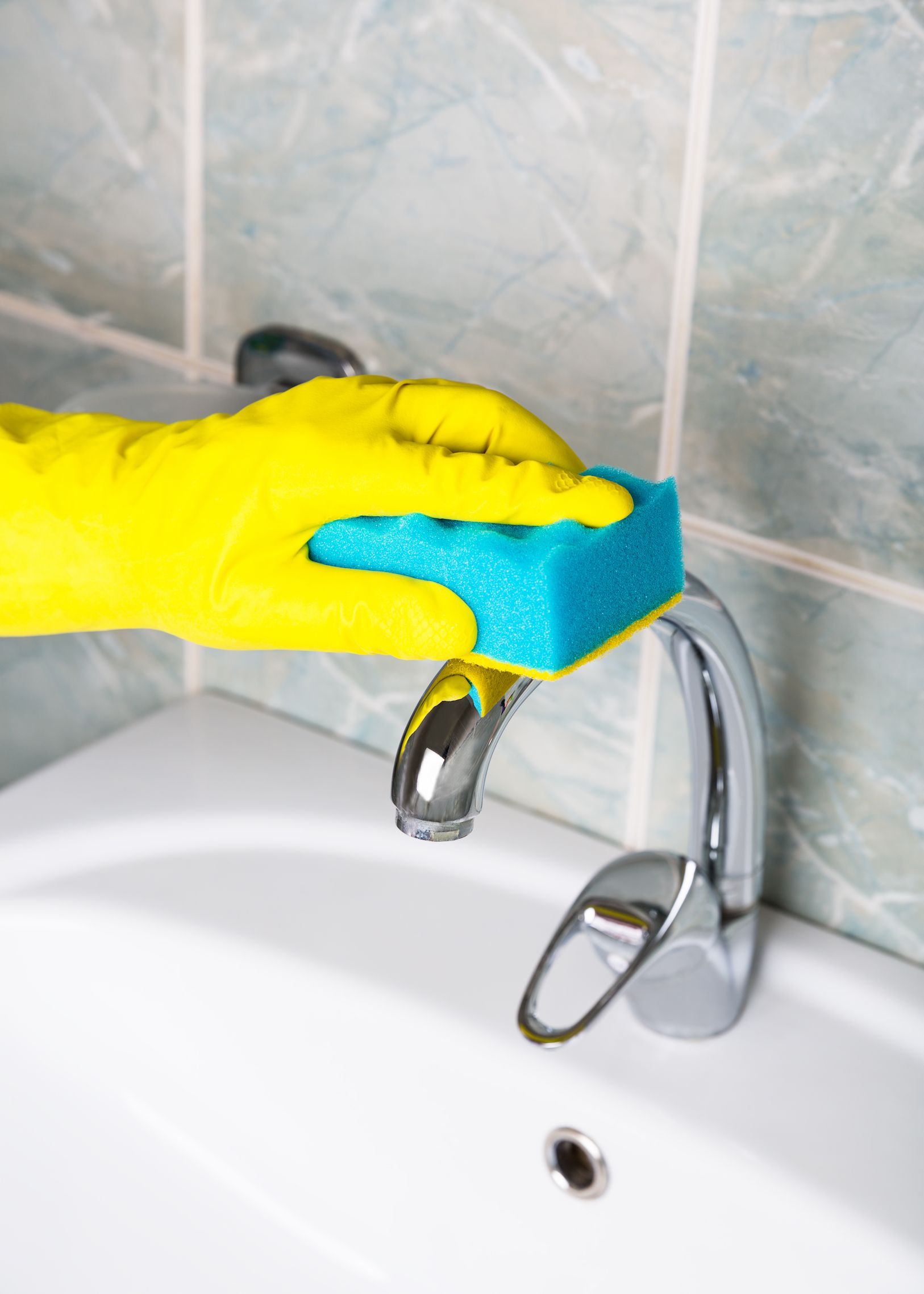 clean bathroom sink with baking soda and vinegar