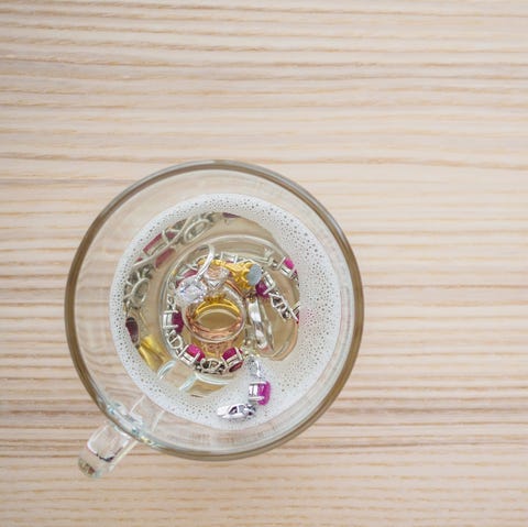 自宅で簡単に ジュエリーの輝きを取り戻すお手入れ方法 自宅で簡単に ジュエリーの輝きを取り戻すお手入れ方法