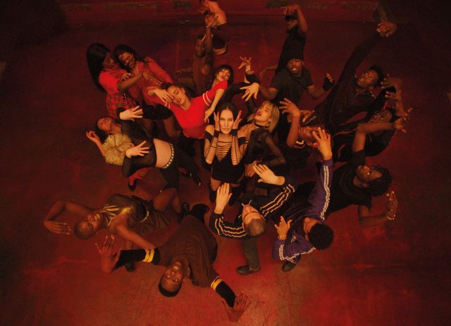 grupo de bailarines en la primera escena de clímax, visto desde arriba