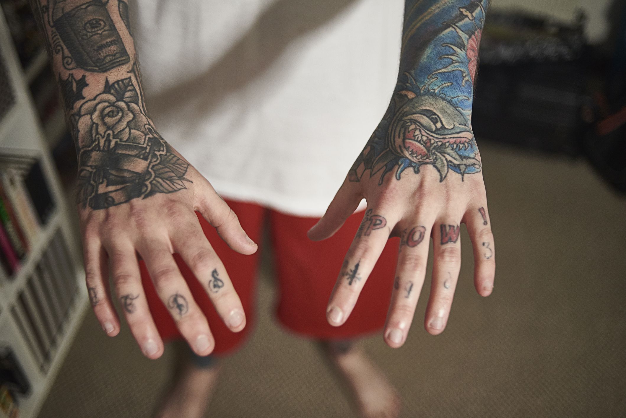 Top 46+ tatuajes mano hombre