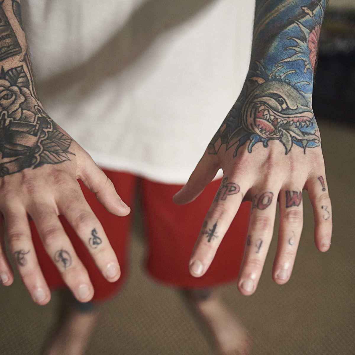 18 mejores tatuajes de manos para hombres en tendencia 2023