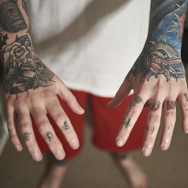 mano con tatuajes