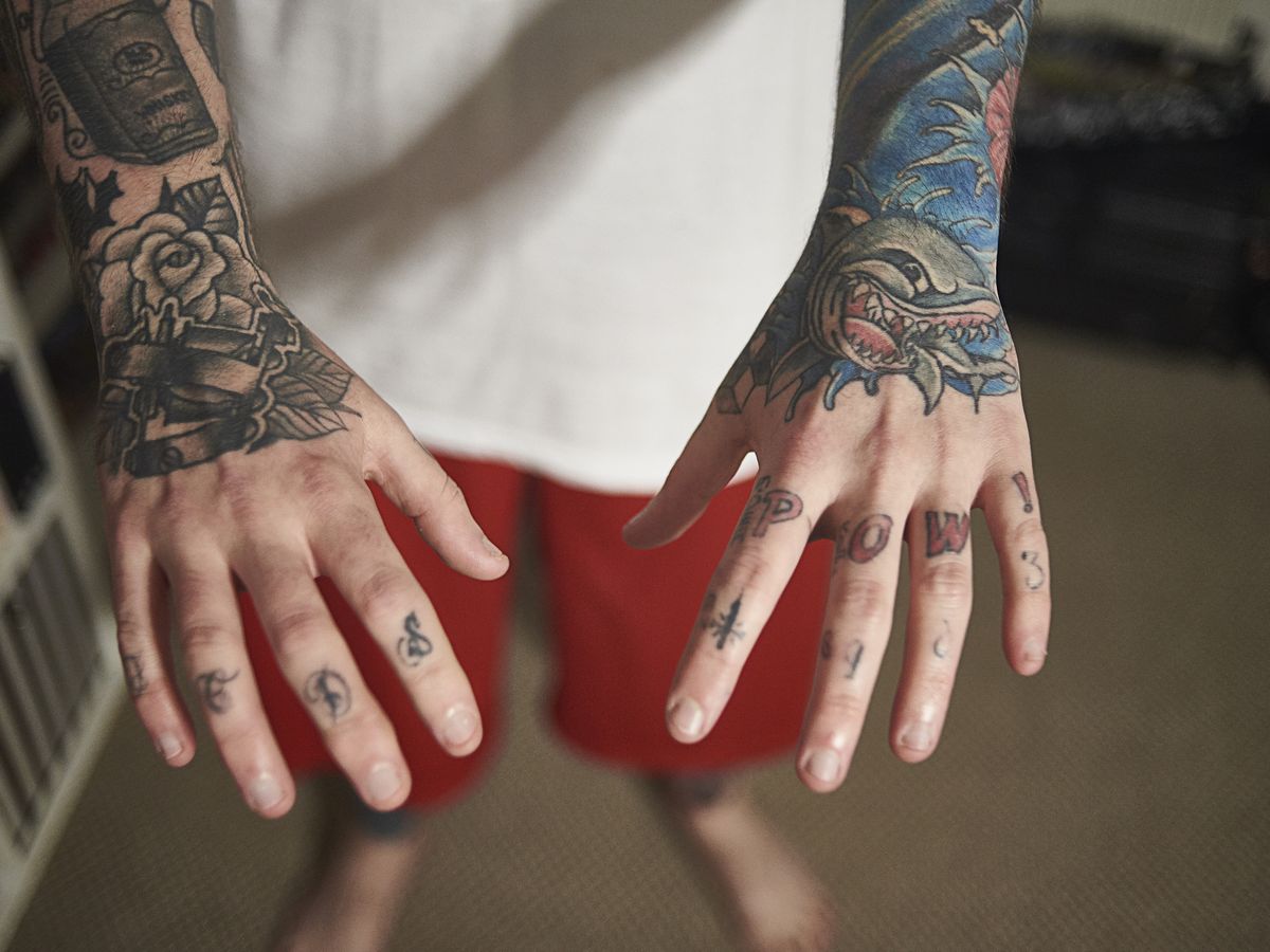 18 mejores tatuajes de manos para hombres en tendencia 2023