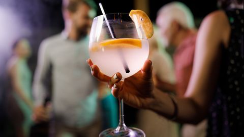 close up beeld van cocktail die wordt vastgehouden door vrouw in de bar