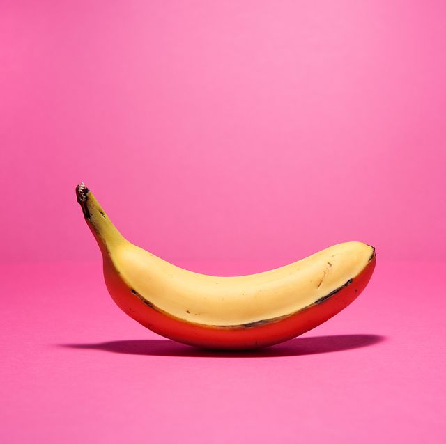 Plátano en fondo rosa.